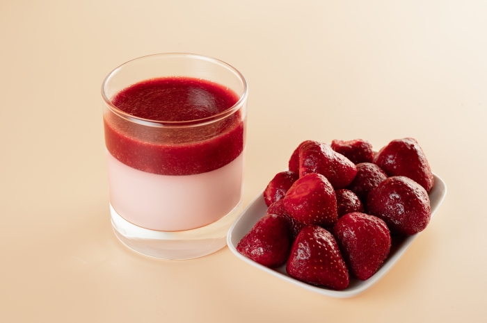 Десерт в стакані Йогуртовий з полуницею